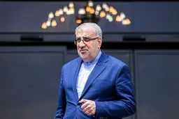 شوک به وزیر نفت؛ سقف خودرو کنده شد