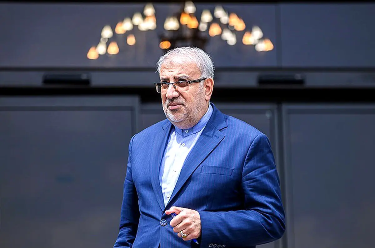 شوک به وزیر نفت؛ سقف خودرو کنده شد