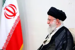 تصویری از حضور و قرائت فاتحه رهبر انقلاب بر مزار شهیدان رجایی و باهنر
