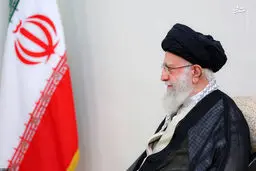 تصویری از حضور و قرائت فاتحه رهبر انقلاب بر مزار شهیدان رجایی و باهنر