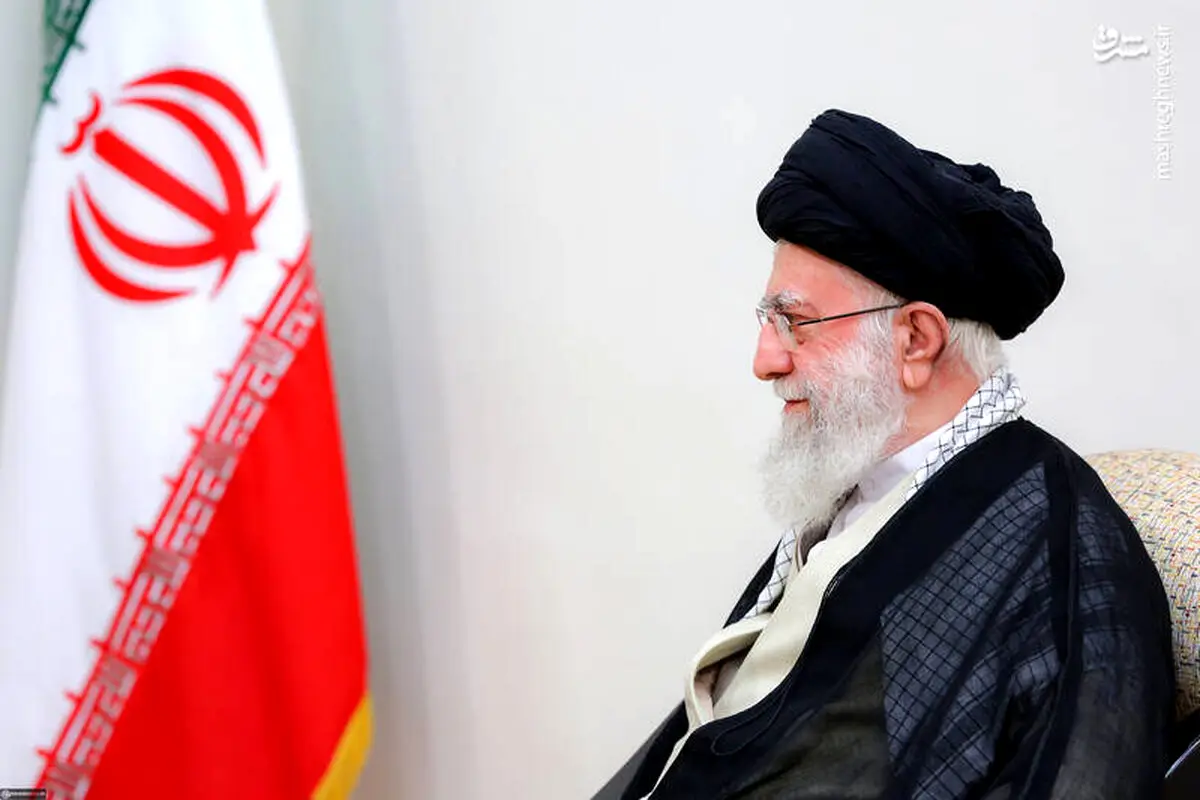 تصویری از حضور و قرائت فاتحه رهبر انقلاب بر مزار شهیدان رجایی و باهنر