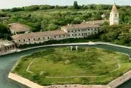 جزیره 6 ضلعی که  مبتلایان به طاعون سیاه را در آن می سوزاندند