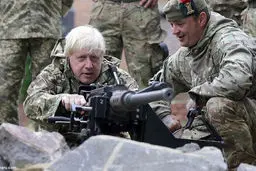 آمورش نظامی بوریس جانسون همراه اوکراینی ها