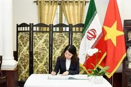 امضای دفتر یادبود شهدای کرمان توسط معاون وزیر خارجه ویتنام