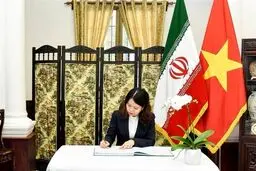 امضای دفتر یادبود شهدای کرمان توسط معاون وزیر خارجه ویتنام