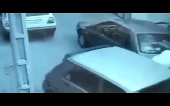 سارق فراری اتومبیل پلیس را زیر گرفت|فیلم