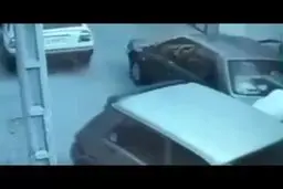 سارق فراری اتومبیل پلیس را زیر گرفت|فیلم