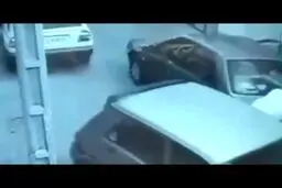 سارق فراری اتومبیل پلیس را زیر گرفت|فیلم