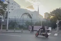 لحظه چاقو زدن شدید به کارمند سفارت اسرائیل در چین