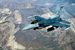 هشدار خلبان F16 آمریکا درباره موشک های پر سرعت ایران