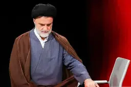 حمله نبویان به عراقچی + عکس