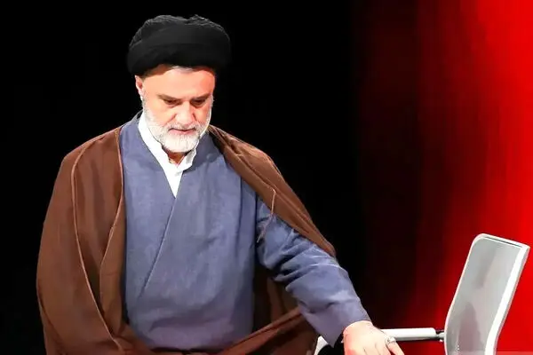 حمله نبویان به عراقچی + عکس
