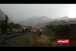 مردم در گرمسار قطار را قبل از سقوط در سیل نگه داشتند؛فیلم
