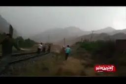 مردم در گرمسار قطار را قبل از سقوط در سیل نگه داشتند؛فیلم
