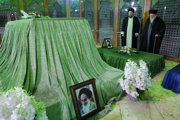 رهبر انقلاب در مرقد مطهر امام راحل(ره) + تصاویر امروز