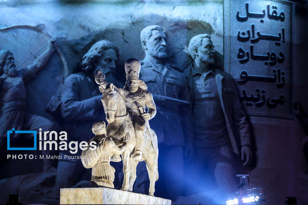 تصاویر مجسمه «زانو زنندگان برابر ایران»