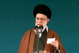 واکنش جالب رهبر انقلاب به درخواست مردم برای دریافت چفیه
