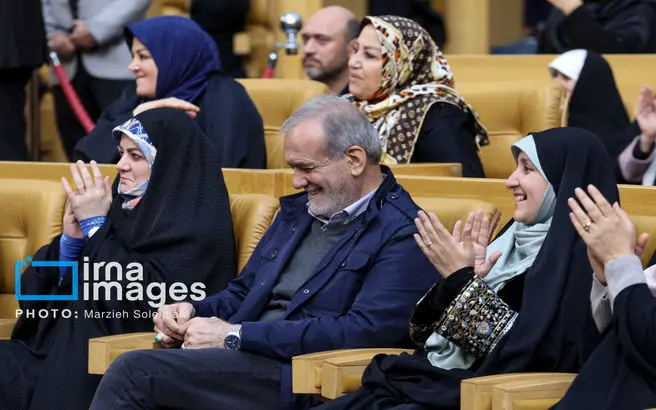 تصاویر خاص از پزشکیان و دخترش در مراسم روز زن