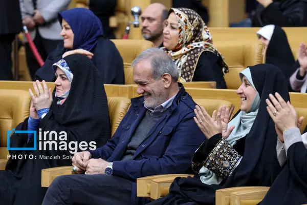 تصاویر خاص از پزشکیان و دخترش در مراسم روز زن