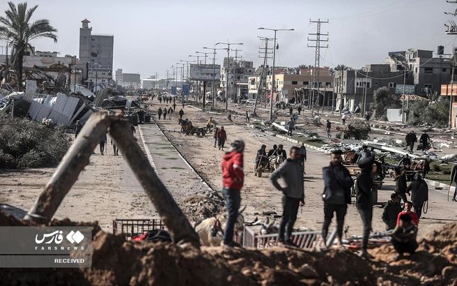 تصاویر بازگشت هزاران فلسطینی به «دیر البَلَح»
