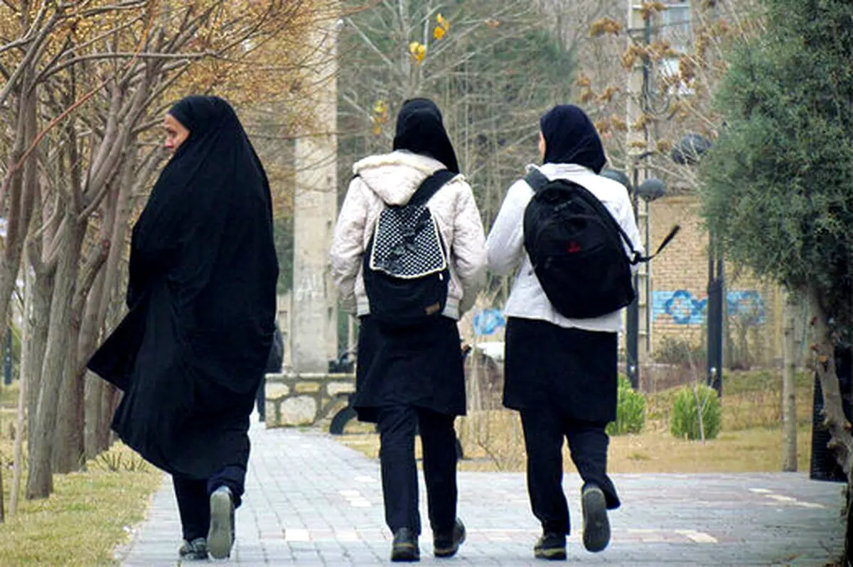 زن کتک خورده جلوی مدرسه مادر هیچ دانش‌آموزی نبود