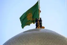 تعویض پرچم گنبد حرم رضوی پس از ۴۰ روز عزای عمومی