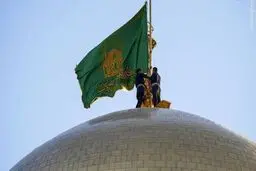 تعویض پرچم گنبد حرم رضوی پس از ۴۰ روز عزای عمومی