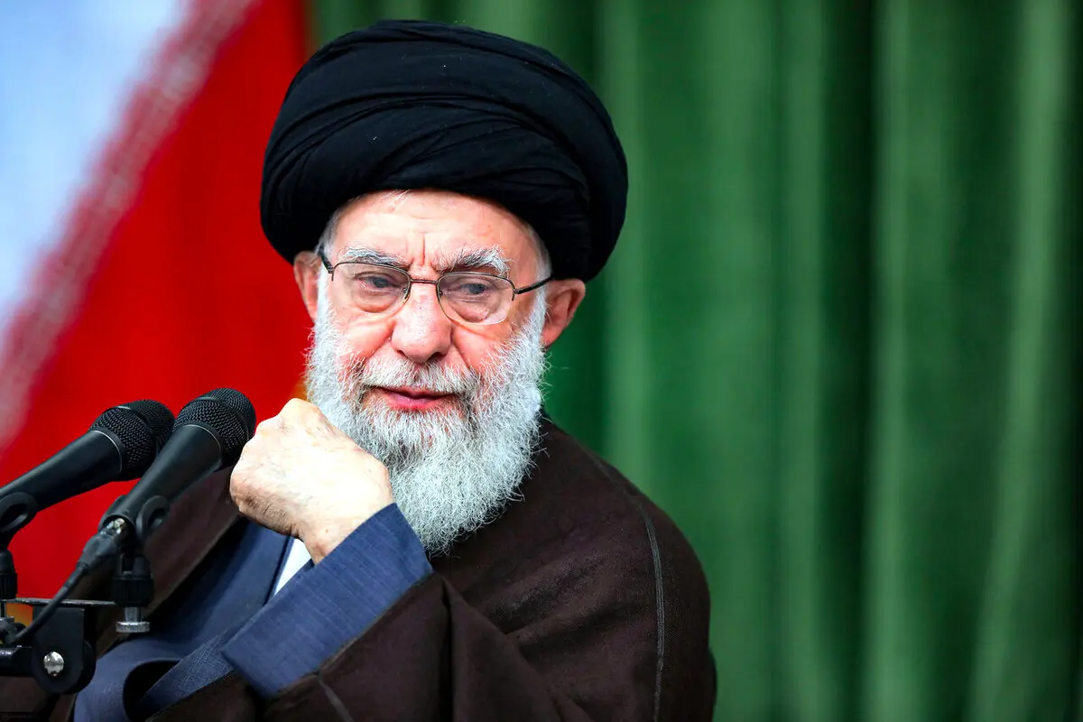اهدای انگشتر رهبر انقلاب به وحید شمسایی + عکس