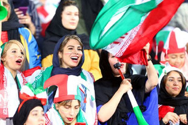 بازی ایران - کره شمالی با حضور تماشاگران زن در مشهد