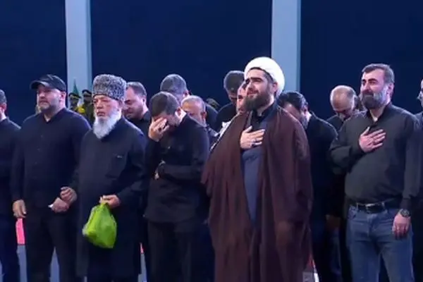 لحظه ادای احترام هیأت علمای روسیه به پیکر رهبر شهید
