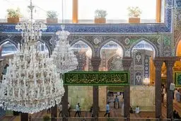 تصاویر نصب کتیبه‌های ولادت امام رضا(ع) در کربلا