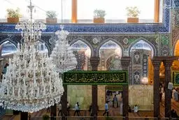 تصاویر نصب کتیبه‌های ولادت امام رضا(ع) در کربلا