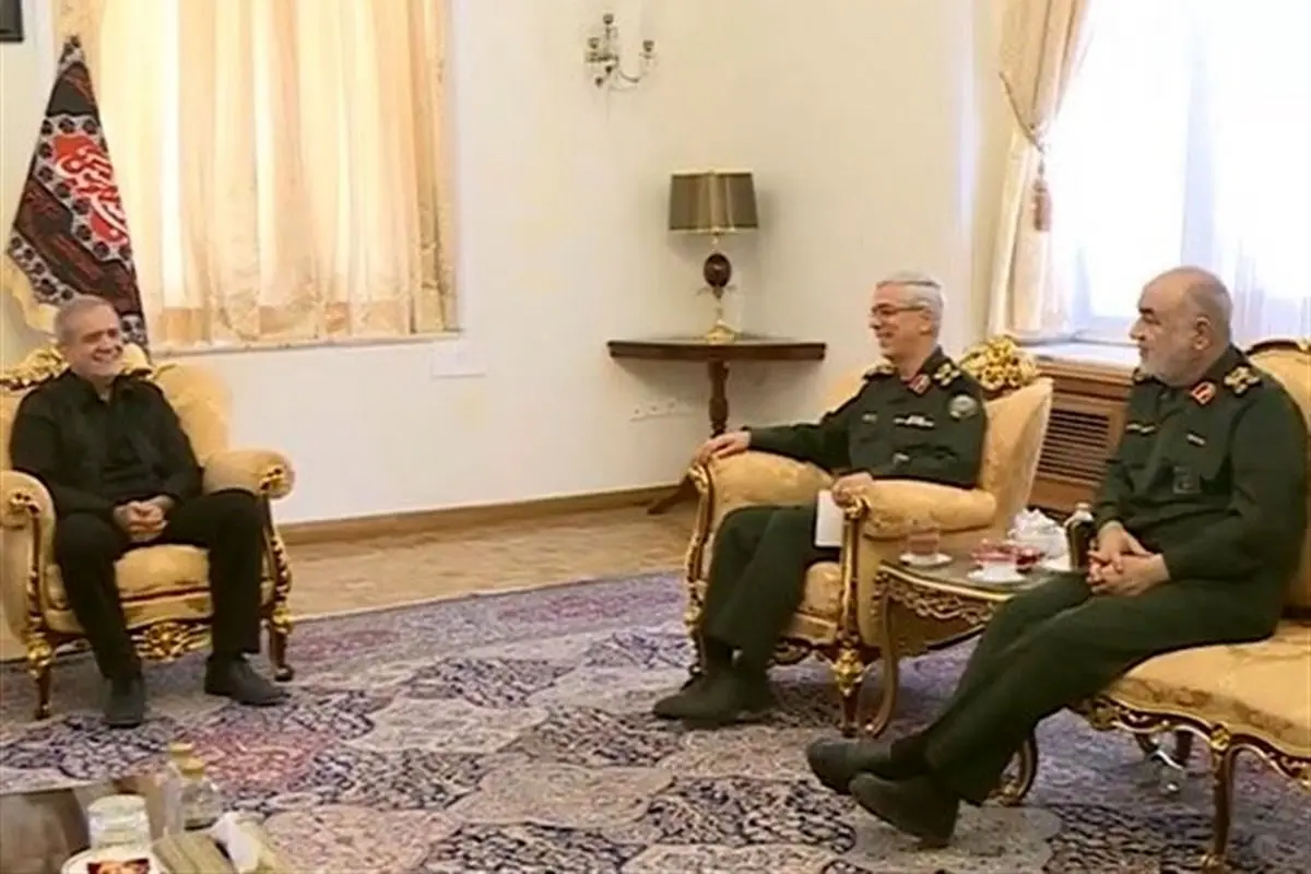 دیدار فرماندهان ارشد نیروهای مسلح با پزشکیان| سرلشکر باقری: با تمام توان در کنار دولت هستیم