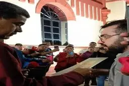 تصویر شهید ایزدی در دست  رئیس جمهور ونزوئلا