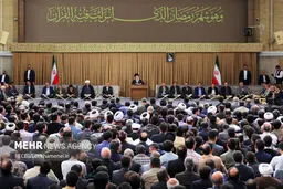 رهبر انقلاب:مقاومت همچنان قدرتمند ایستاده است