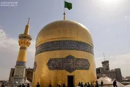 لحظه افراشته شدن پرچم سبز در حرم رضوی