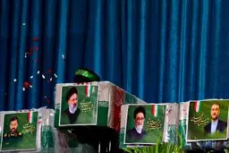 قابی تلخ از عمامه ابراهیم رئیسی بر روی تابوت رئیس جمهور شهید