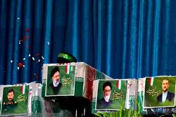 قابی تلخ از عمامه ابراهیم رئیسی بر روی تابوت رئیس جمهور شهید