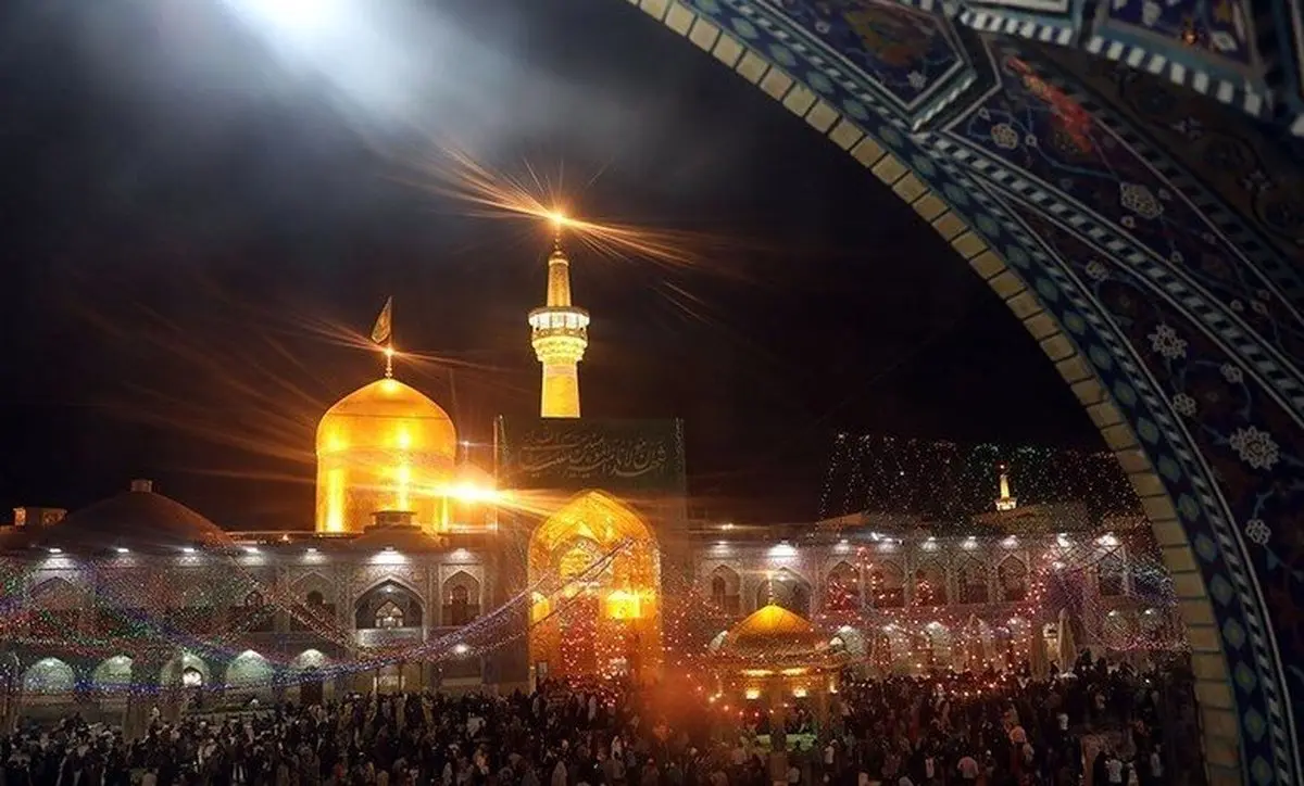 تعویض پرچم گنبد حرم امام رضا علیه‌السلام در آغاز ماه محرم