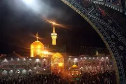 تعویض پرچم گنبد حرم امام رضا علیه‌السلام در آغاز ماه محرم