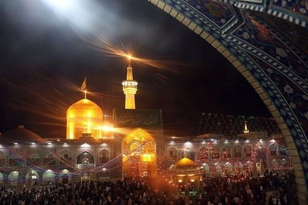 تعویض پرچم گنبد حرم امام رضا علیه‌السلام در آغاز ماه محرم
