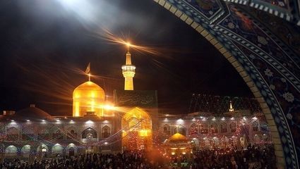 تعویض پرچم گنبد حرم امام رضا علیه‌السلام در آغاز ماه محرم