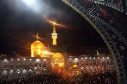 تعویض پرچم گنبد حرم امام رضا علیه‌السلام در آغاز ماه محرم