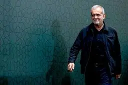 تصویر پزشکیان و قائم‌پناه تفنگ به دست در جبهه