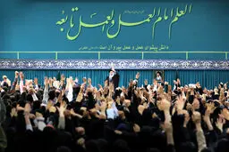 تریبون صریح دانشجویی در حسینیه امام خمینی(ره) / «آقا خیلی دوست دارم»