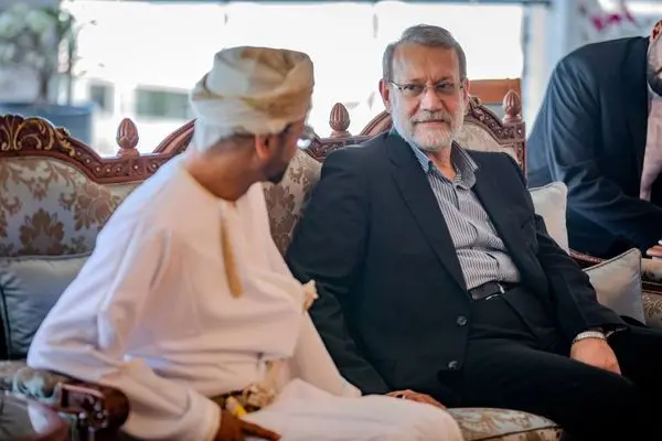 نامه مهم در دیدار علی لاریجانی با وزیر امور خارجه عمان + عکس