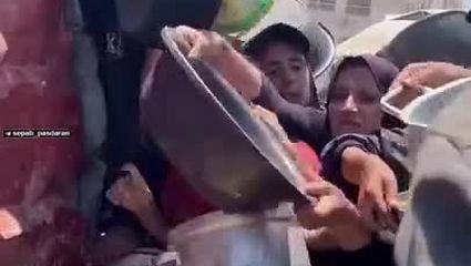 تلاش کودکان برای رسیدن به غذا در غزه