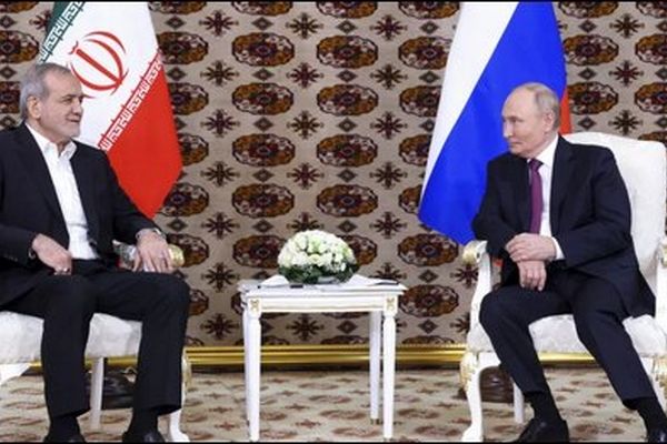ژست جالب نشستن پزشکیان مقابل پوتین!
