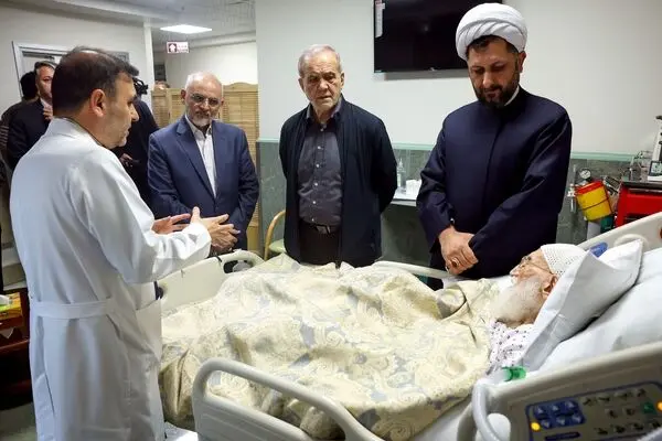 عیادت پزشکیان از حضرت آیت‌الله العظمی نوری همدانی + عکس