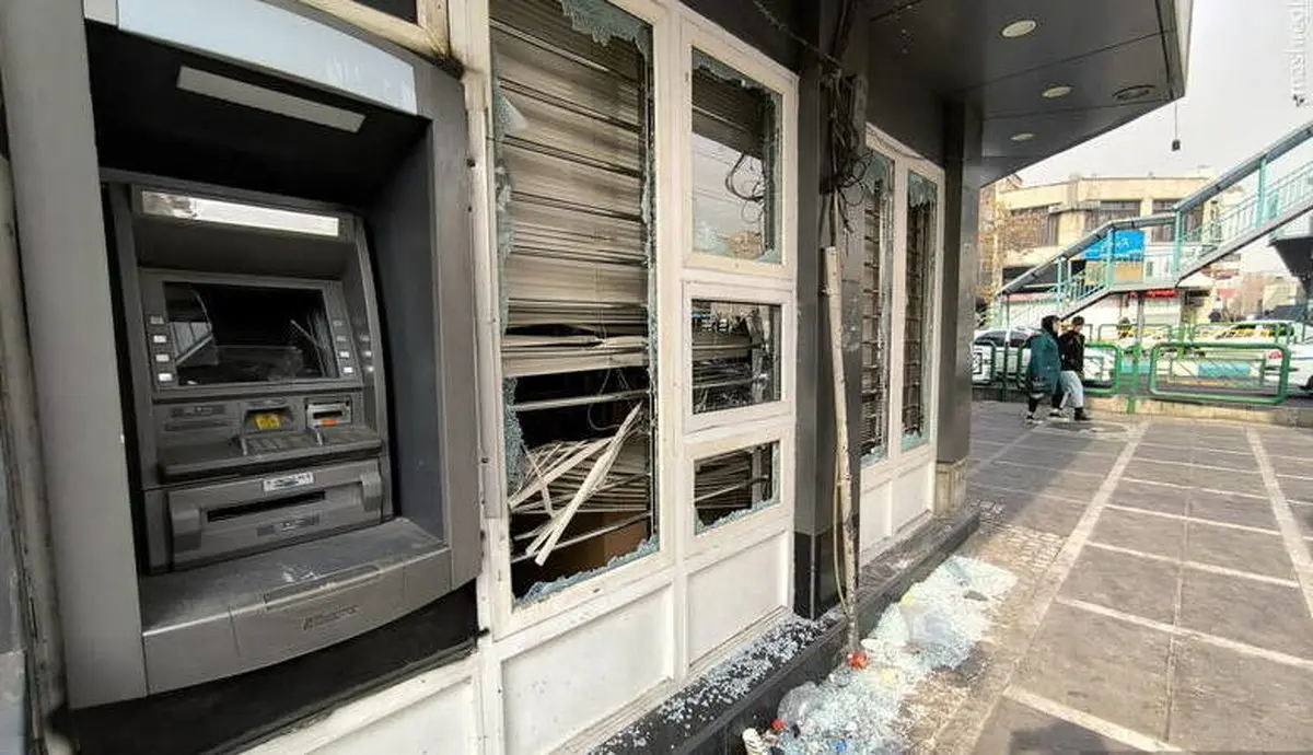 حمله عناصر تجزیه‌طلب به چند بانک با کوکتل مولوتوف